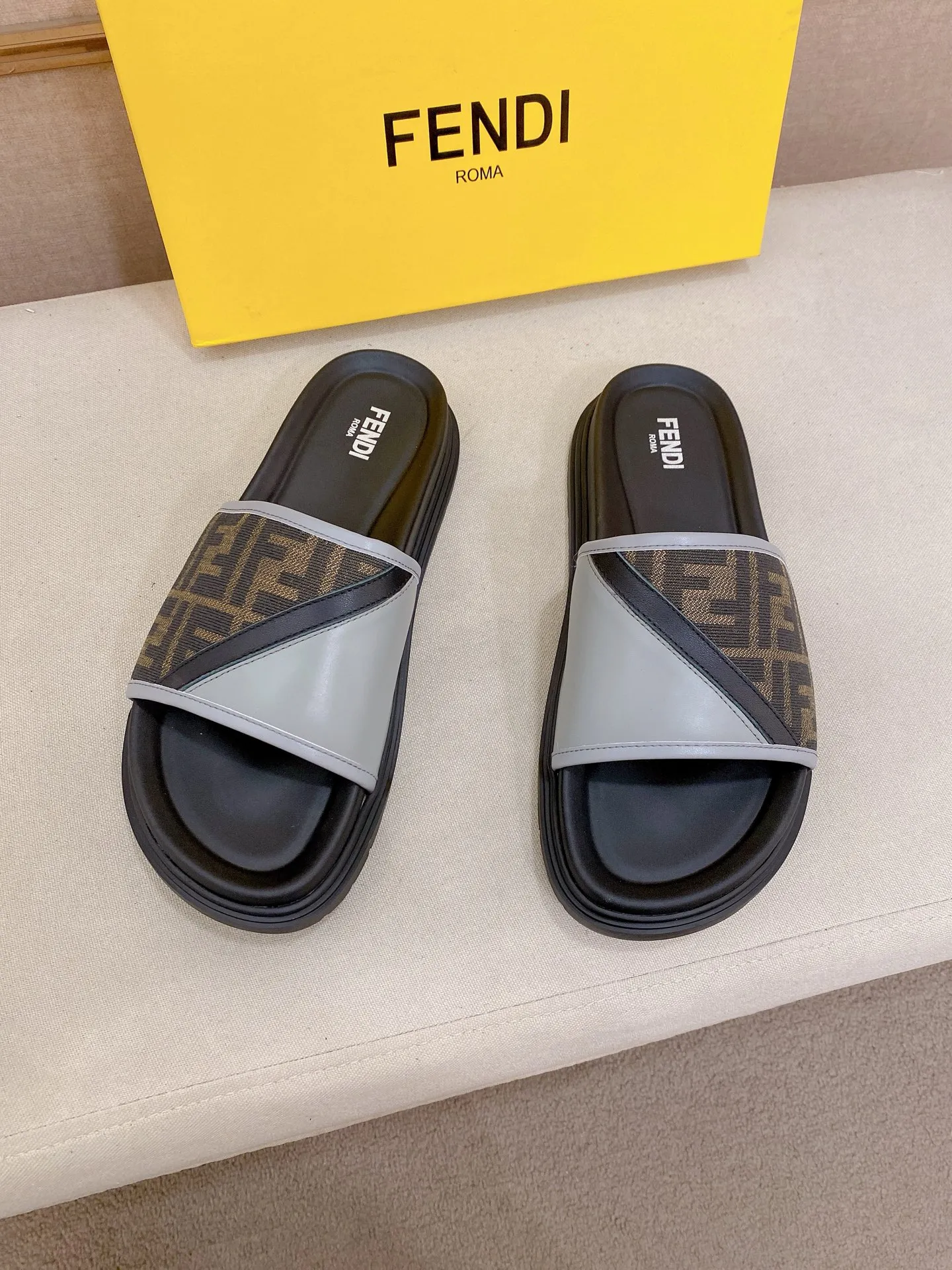 Factory price: 320💰 [Fendi Slippers] High-end brand of men's shoes, official website 1:1 latest masterpiece: original mold customization, the fabric is made of imported original materials, upgraded outsole, lighter and non-slip. The market's top quality, simple yet tasteful, a must-have for fashionistas, fashionable at your feet, full of confidence, the same style at the counter 👍The season of summer slippers is here. Code: 38-44 (45 is custom-made and cannot be returned or exchanged)